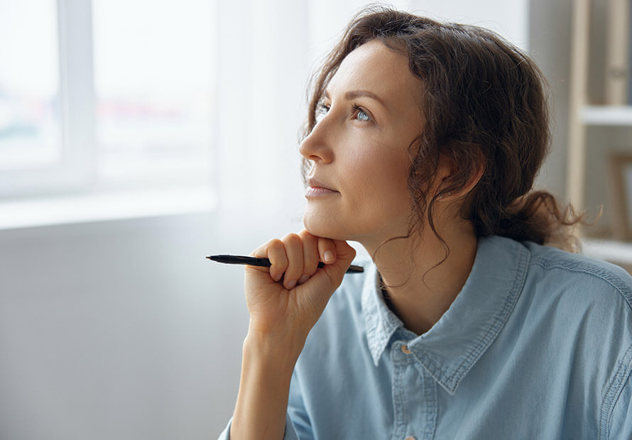 Femme pensive concentrée sur son avenir