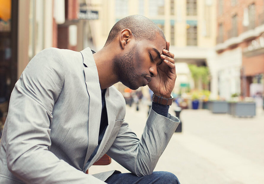 Homme fatigué avec une surcharge mentale