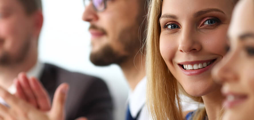 Femme souriante et décidée au travail