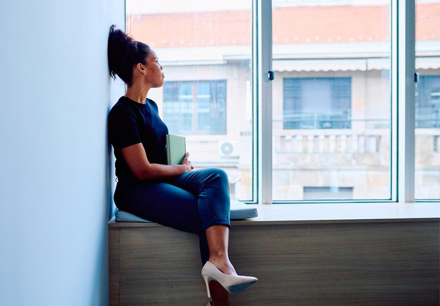 Femme pensive qui s'inquiète de son revenu d'activité.