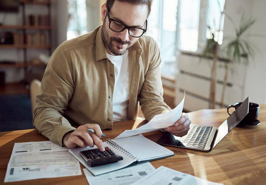 Homme qui suit sa comptabilité personnelle